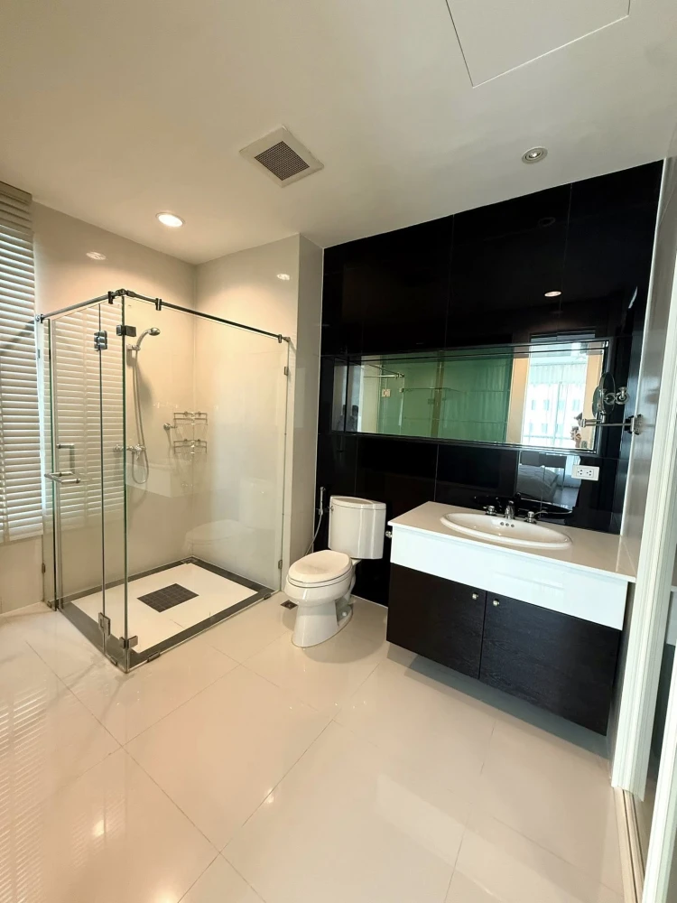 For sale or rent: The Address Chidlom. Corner unit offering privacy, great location, and spacious living area. Book now!