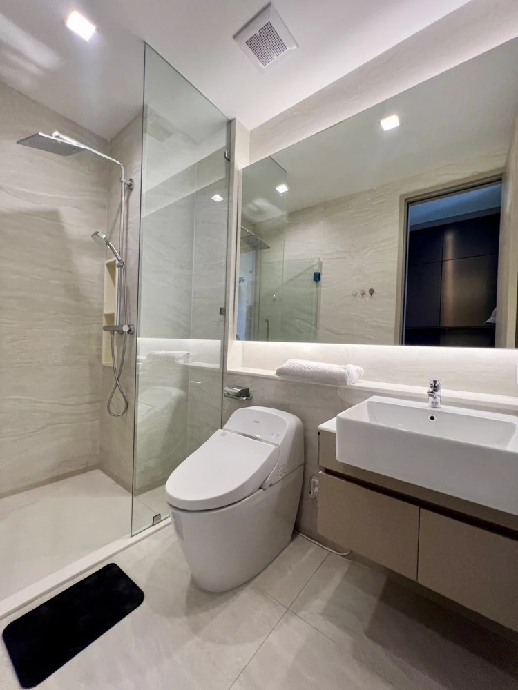 For sale or rent: The Address Siam-Ratchathewi (11th floor), fully furnished, ready to move in.