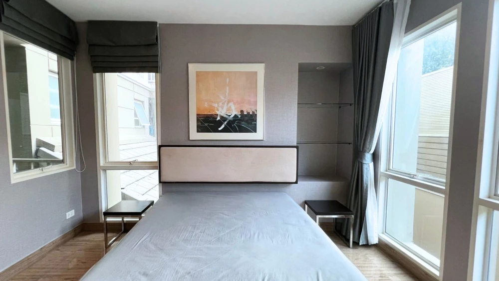For sale, for rent: The Bangkok Narathiwas Ratchanakarint, spacious room, lots of usable space, comes with complete furniture, hurry and book now!