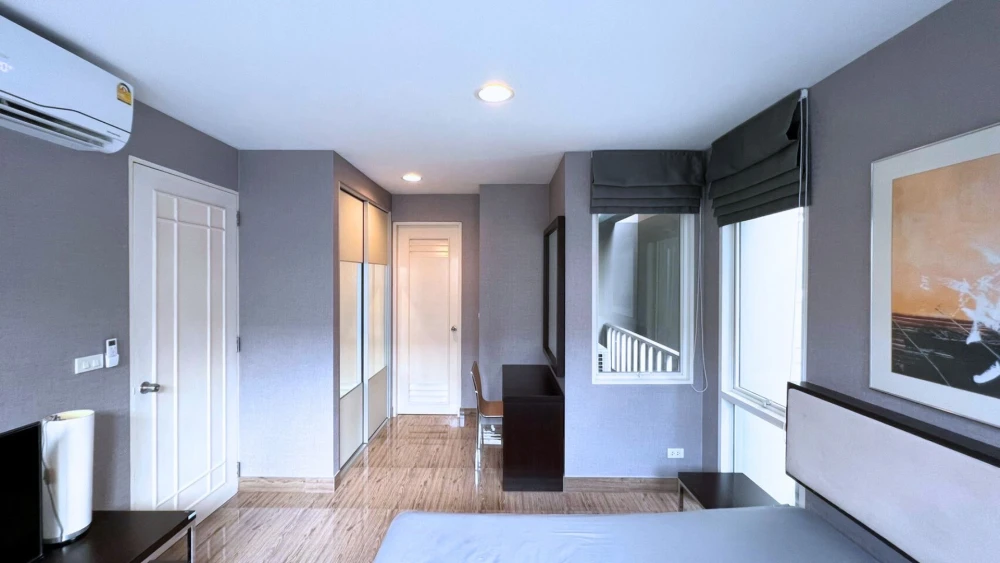 For sale, for rent: The Bangkok Narathiwas Ratchanakarint, spacious room, lots of usable space, comes with complete furniture, hurry and book now!