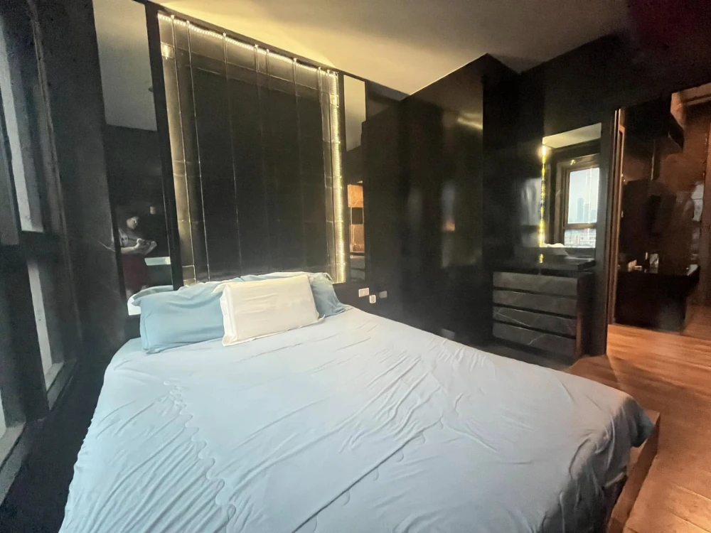 For sale, for rent, The Base Park East, a room decorated with built-in furniture, dark colors, simple and luxurious, looks very expensive. Just bring