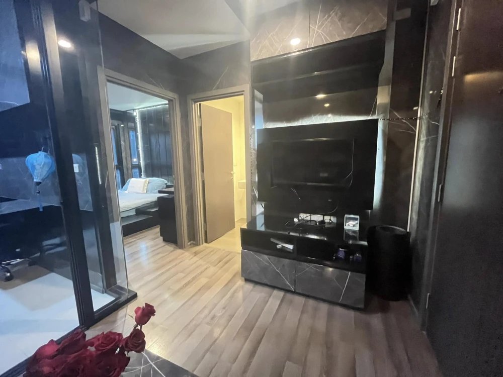 For sale, for rent, The Base Park East, a room decorated with built-in furniture, dark colors, simple and luxurious, looks very expensive. Just bring