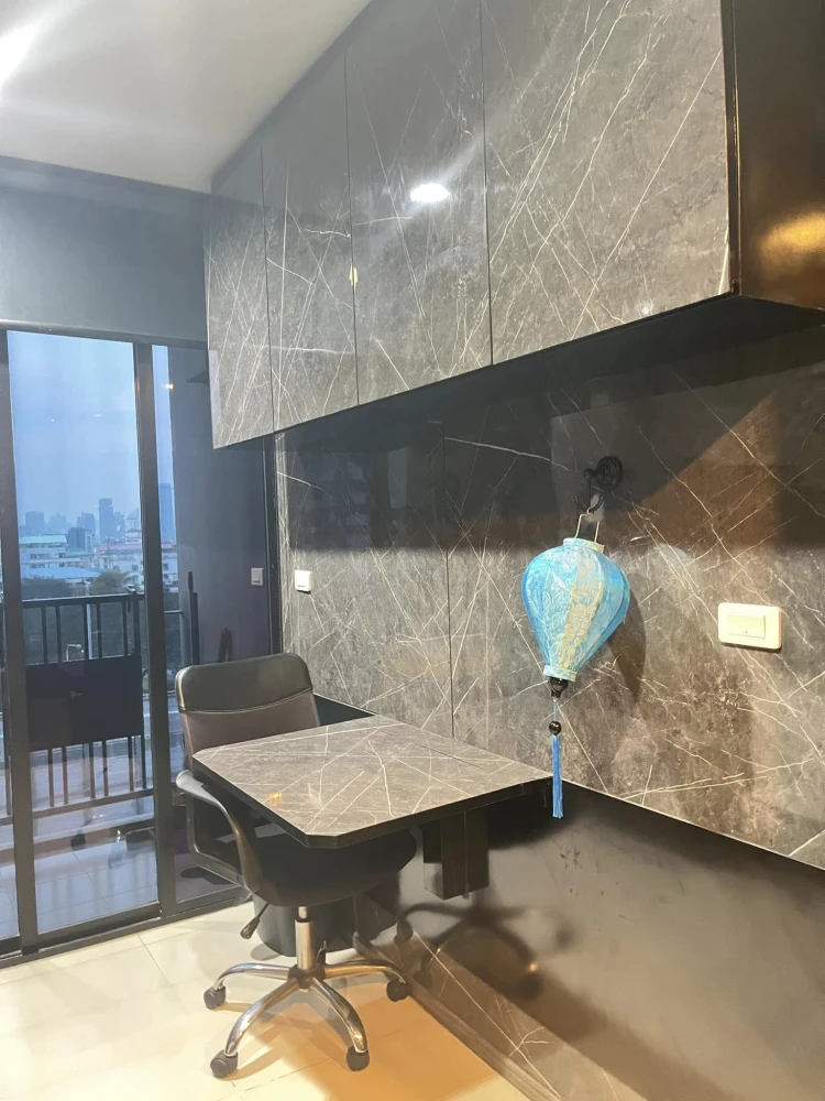 For sale, for rent, The Base Park East, a room decorated with built-in furniture, dark colors, simple and luxurious, looks very expensive. Just bring