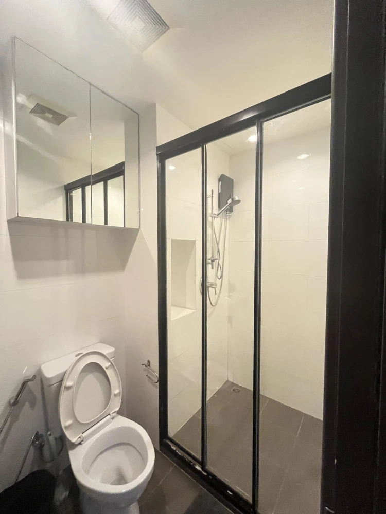 For sale, for rent, The Base Park East, a room decorated with built-in furniture, dark colors, simple and luxurious, looks very expensive. Just bring