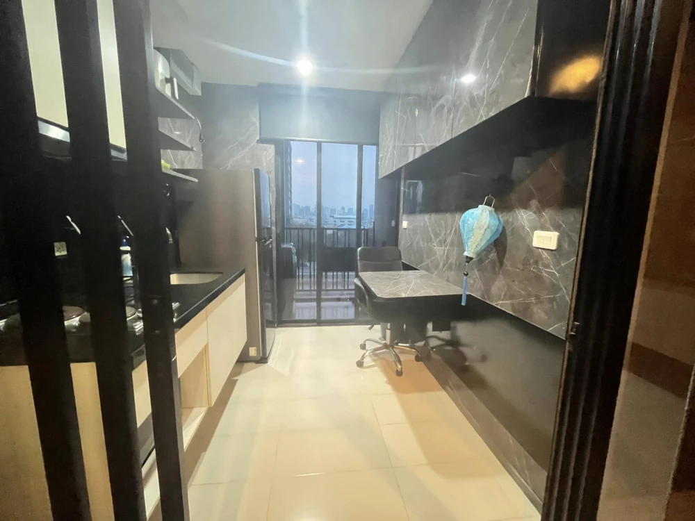 For sale, for rent, The Base Park East, a room decorated with built-in furniture, dark colors, simple and luxurious, looks very expensive. Just bring
