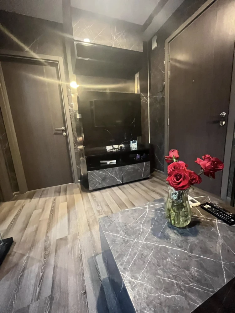 For sale, for rent, The Base Park East, a room decorated with built-in furniture, dark colors, simple and luxurious, looks very expensive. Just bring