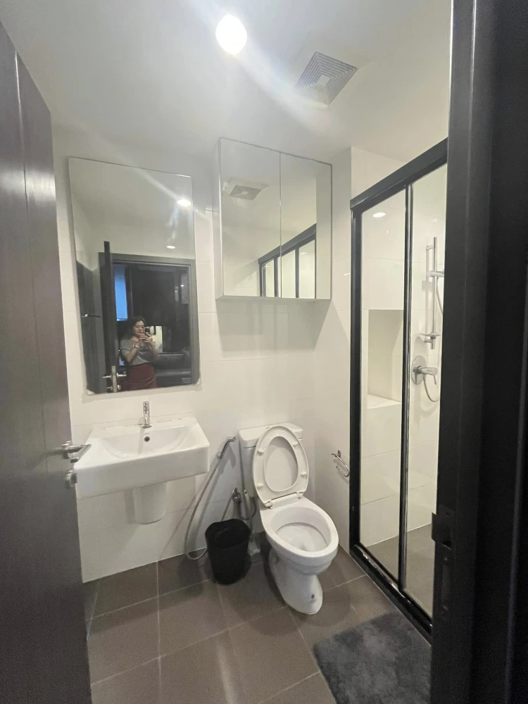 For sale, for rent, The Base Park East, a room decorated with built-in furniture, dark colors, simple and luxurious, looks very expensive. Just bring