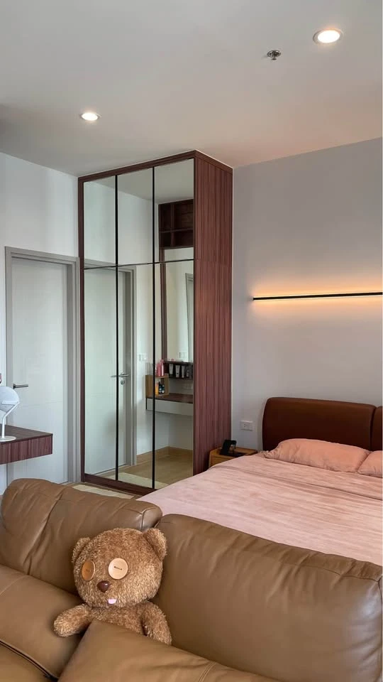 For sale or rent: The Capital Ekkamai-Thonglor. View of Thonglor Soi, fully furnished, Japanese style dining set, cowhide leather sofa, ready to move