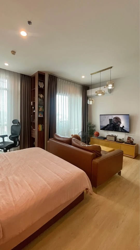 For sale or rent: The Capital Ekkamai-Thonglor. View of Thonglor Soi, fully furnished, Japanese style dining set, cowhide leather sofa, ready to move