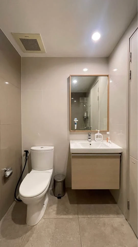 For sale or rent: The Capital Ekkamai-Thonglor. View of Thonglor Soi, fully furnished, Japanese style dining set, cowhide leather sofa, ready to move
