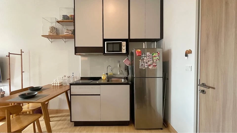 For sale or rent: The Capital Ekkamai-Thonglor. View of Thonglor Soi, fully furnished, Japanese style dining set, cowhide leather sofa, ready to move