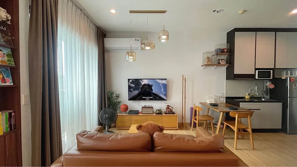 For sale or rent: The Capital Ekkamai-Thonglor. View of Thonglor Soi, fully furnished, Japanese style dining set, cowhide leather sofa, ready to move