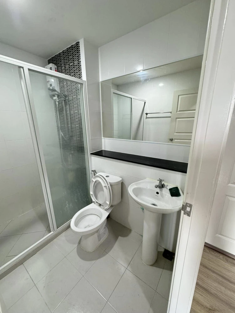 For rent or sale, The Crystal bliss, Rattanathibet, 18th floor, comfortable outside view, partitioned room, ready to move in. Hurry and move in now.