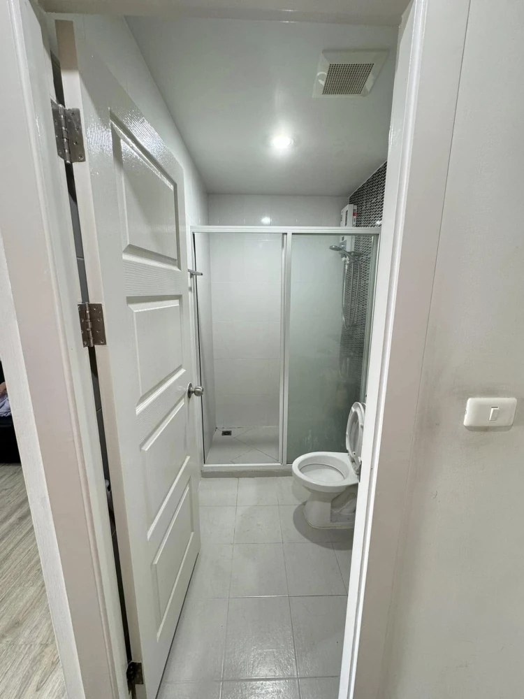 For rent or sale, The Crystal bliss, Rattanathibet, 18th floor, comfortable outside view, partitioned room, ready to move in. Hurry and move in now.
