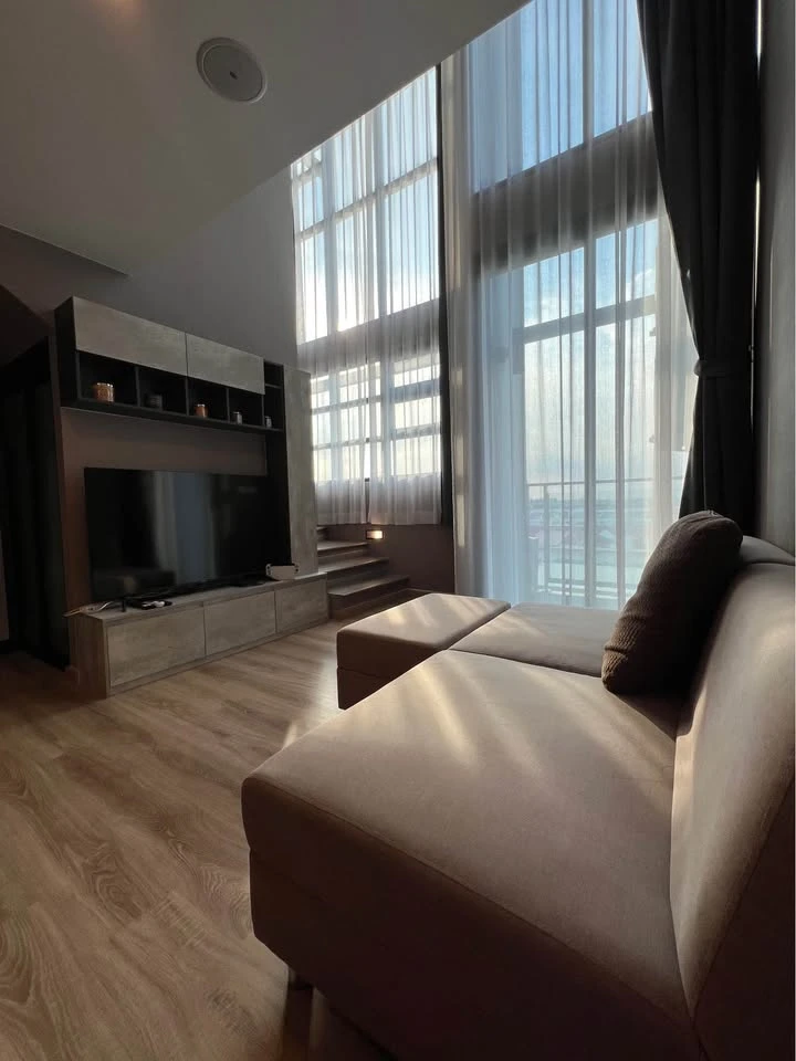For sale, for rent: The Cube Loft Nuanchan, beautifully decorated loft-style room, high ceiling, airy, good location, book now.