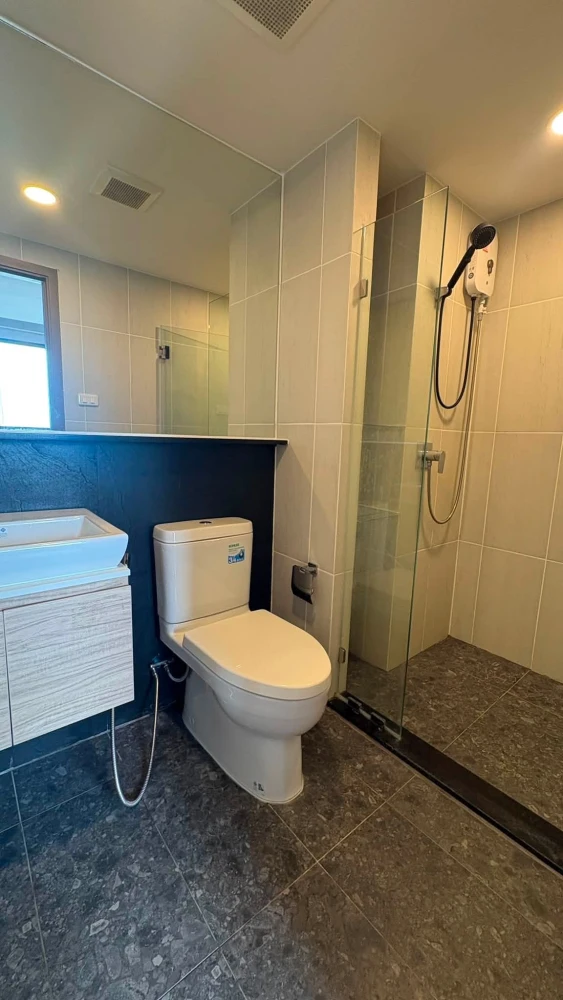 For sale or rent: The Cube Loft Srinakarin-Theparak, 7th floor unit, fully furnished with appliances. Book now!