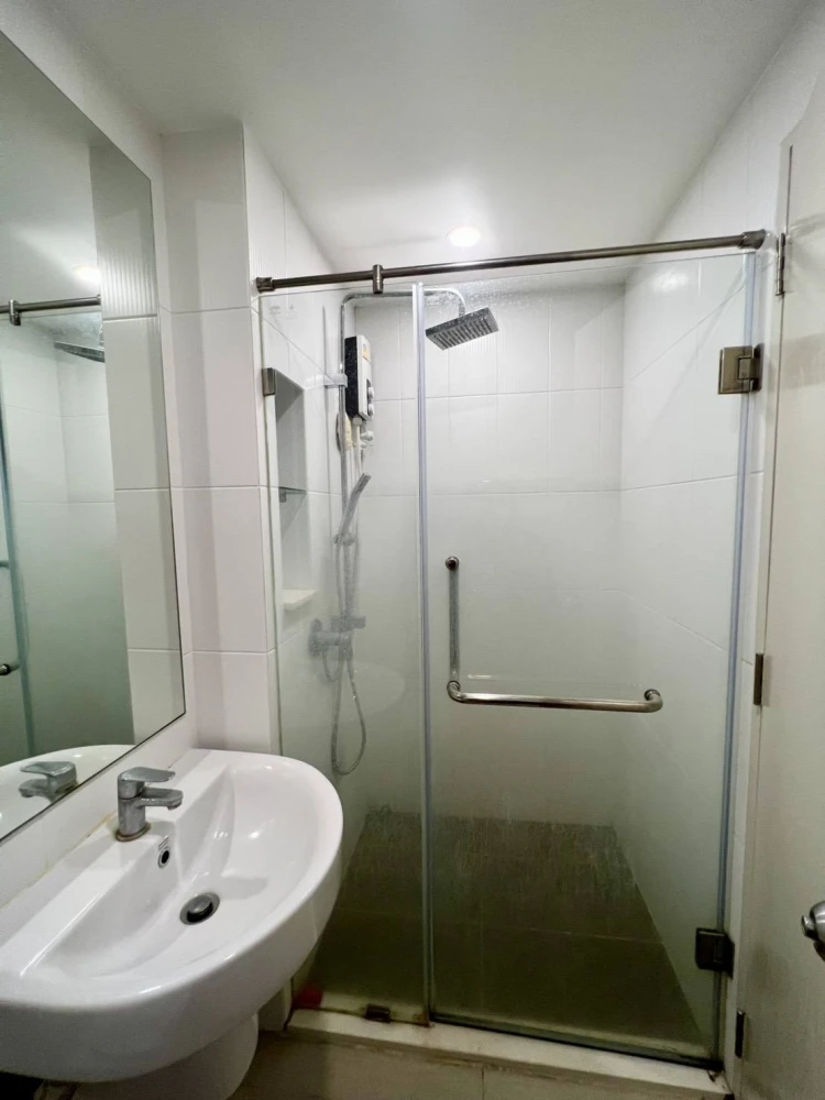 For sale or rent: The Cube Premium Ratchada 32, 8th floor, corner unit, fully furnished, ready to move in. Book now!