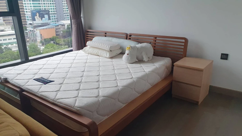 For Sale/Rent: The Esse at Singha Complex. Features views facing Srinakharinwirot University and the Asoke area. Comes fully furnished and ready to mo