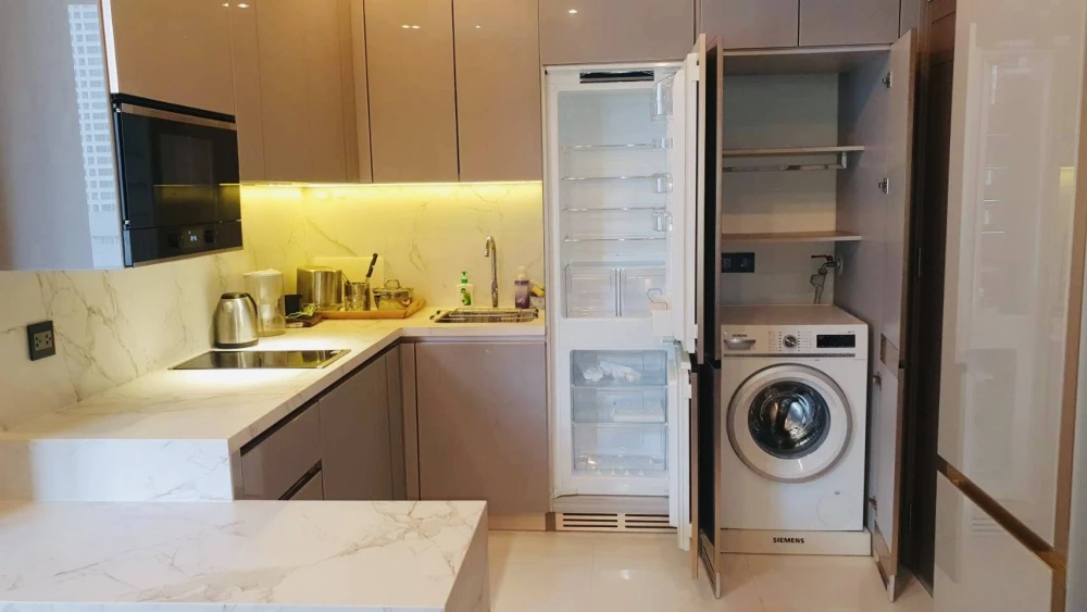 For Sale/Rent: The Esse at Singha Complex. Features views facing Srinakharinwirot University and the Asoke area. Comes fully furnished and ready to mo