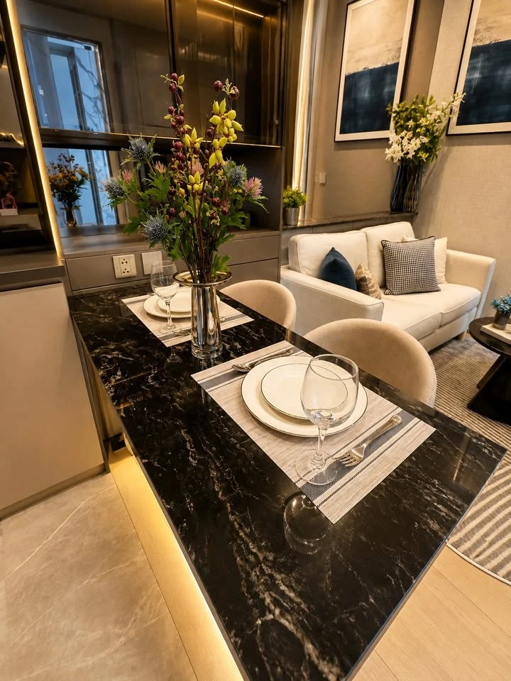 For sale or rent: The Extro Phaya Thai - Rangnam. Very high floor unit with stunning built-in furnishings throughout. Don't miss this opportunity!