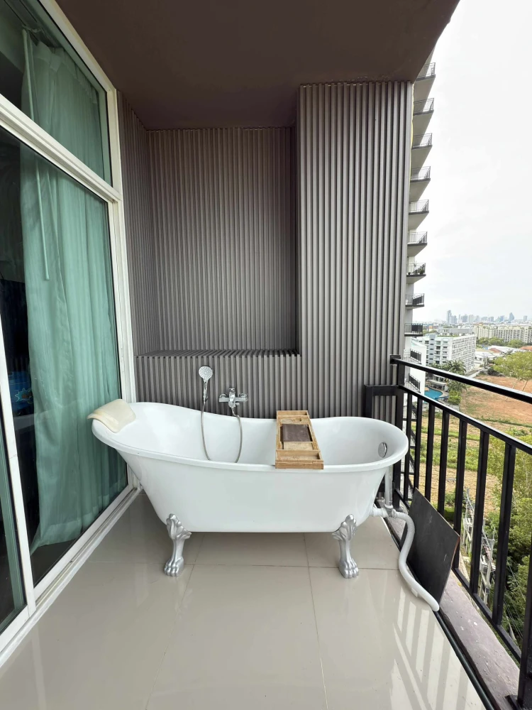 For sale, for rent The Grand Jomtien, spacious room, lots of usable space, built-in wall, great location, hurry and book now!