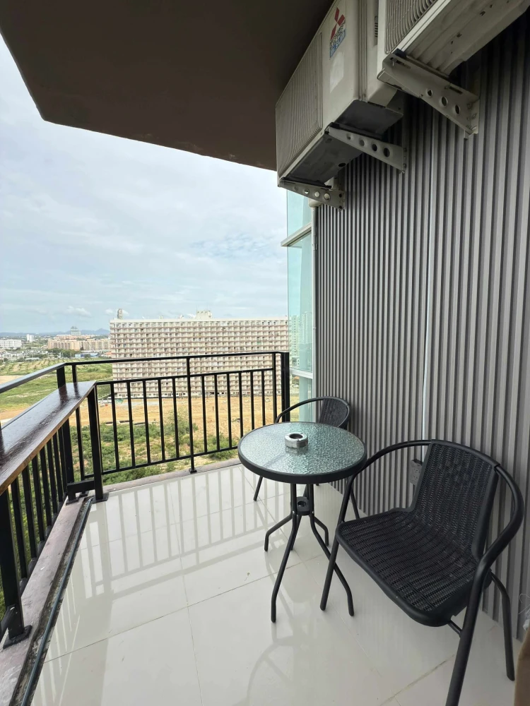 For sale, for rent The Grand Jomtien, spacious room, lots of usable space, built-in wall, great location, hurry and book now!