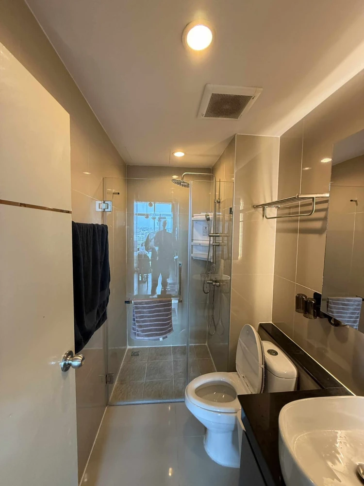 For sale, for rent The Grand Jomtien, spacious room, lots of usable space, built-in wall, great location, hurry and book now!
