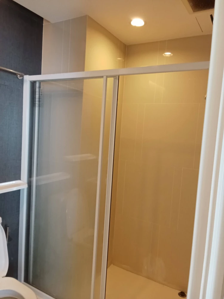 For sale or rent: The Key Sathorn - Charoenrat. High floor unit with excellent ventilation. Cats are allowed, a must-have for cat lovers!