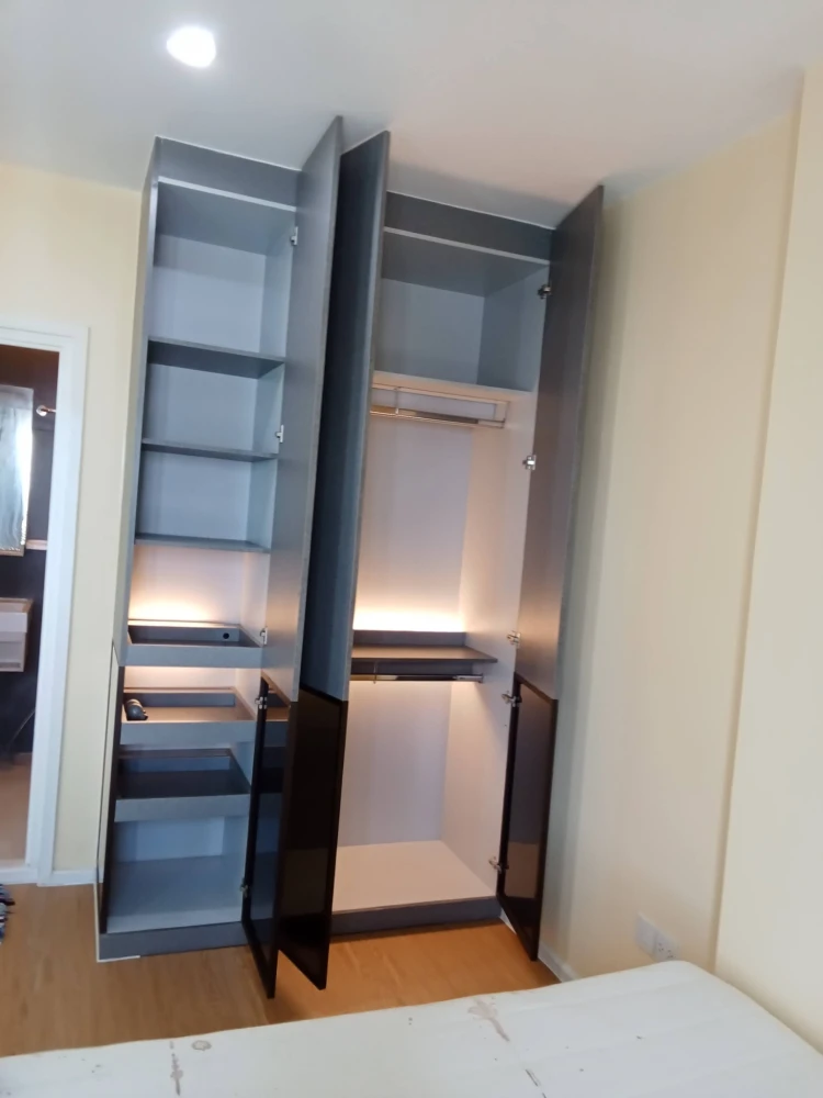 For sale or rent: The Key Sathorn - Charoenrat. High floor unit with excellent ventilation. Cats are allowed, a must-have for cat lovers!