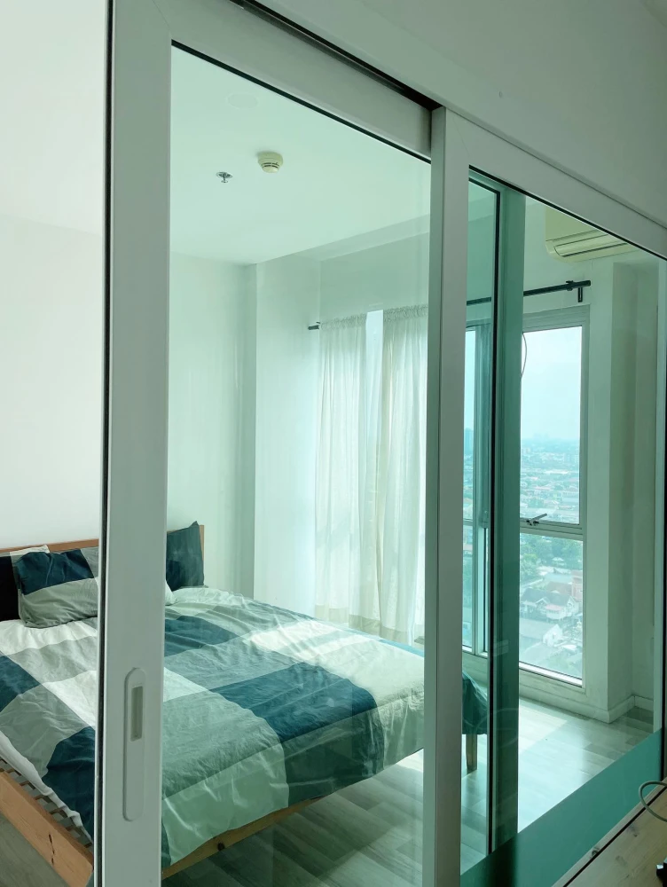 For sale or rent: The Key Chaengwattana, fully furnished, with a beautiful city view. Just bring your bags and move in!!!
