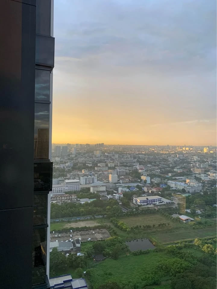 For sale, for rent, The Line Sukhumvit 101, beautiful view in the evening, 3.5 meter high ceiling, furnished and ready to move in. If you don't book,
