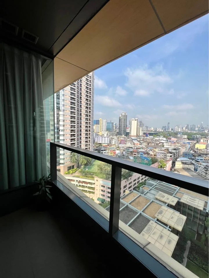 For sale or rent: The Lumpini 24, a very high floor room with a great city view and excellent furniture. First come, first served.