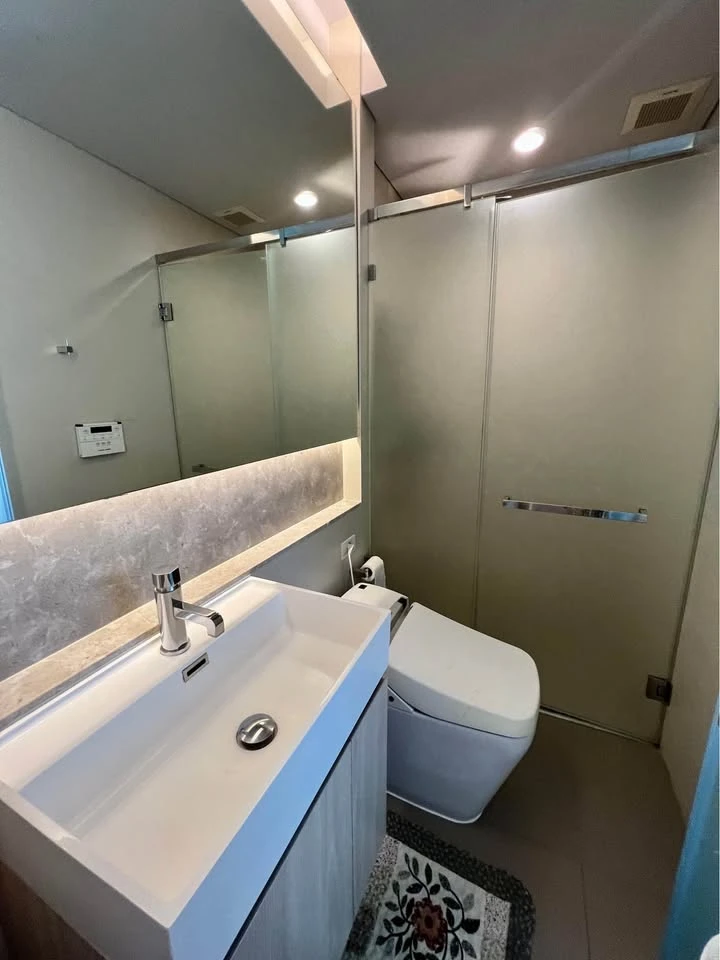 For sale or rent: The Lumpini 24, a very high floor room with a great city view and excellent furniture. First come, first served.