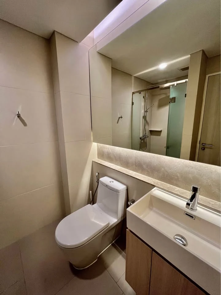 For sale or rent: The Lumpini 24, a very high floor room with a great city view and excellent furniture. First come, first served.