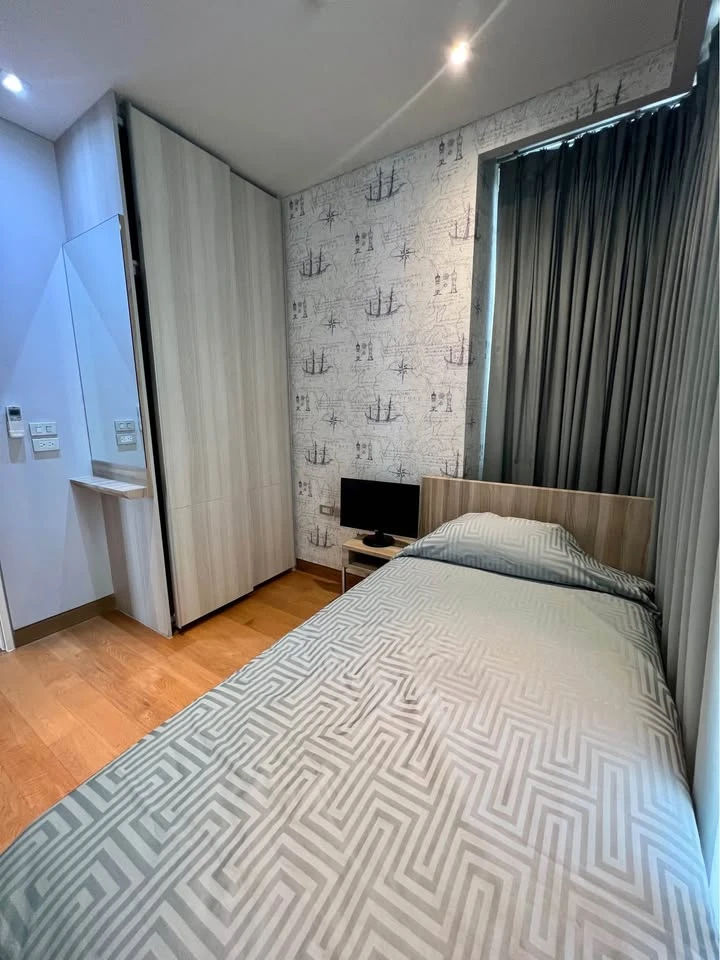 For sale or rent: The Lumpini 24, a very high floor room with a great city view and excellent furniture. First come, first served.