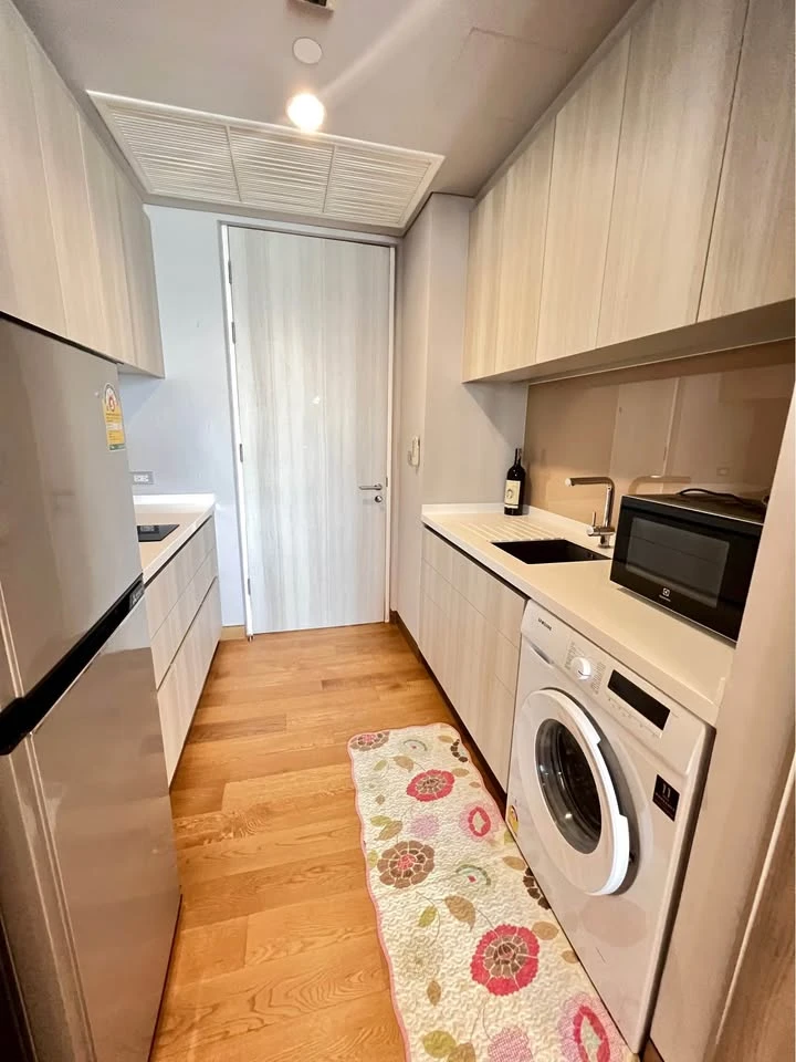 For sale or rent: The Lumpini 24, a very high floor room with a great city view and excellent furniture. First come, first served.