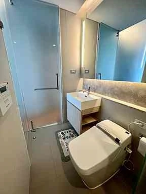 For sale or rent: The Lumpini 24, a very high floor room with a great city view and excellent furniture. First come, first served.