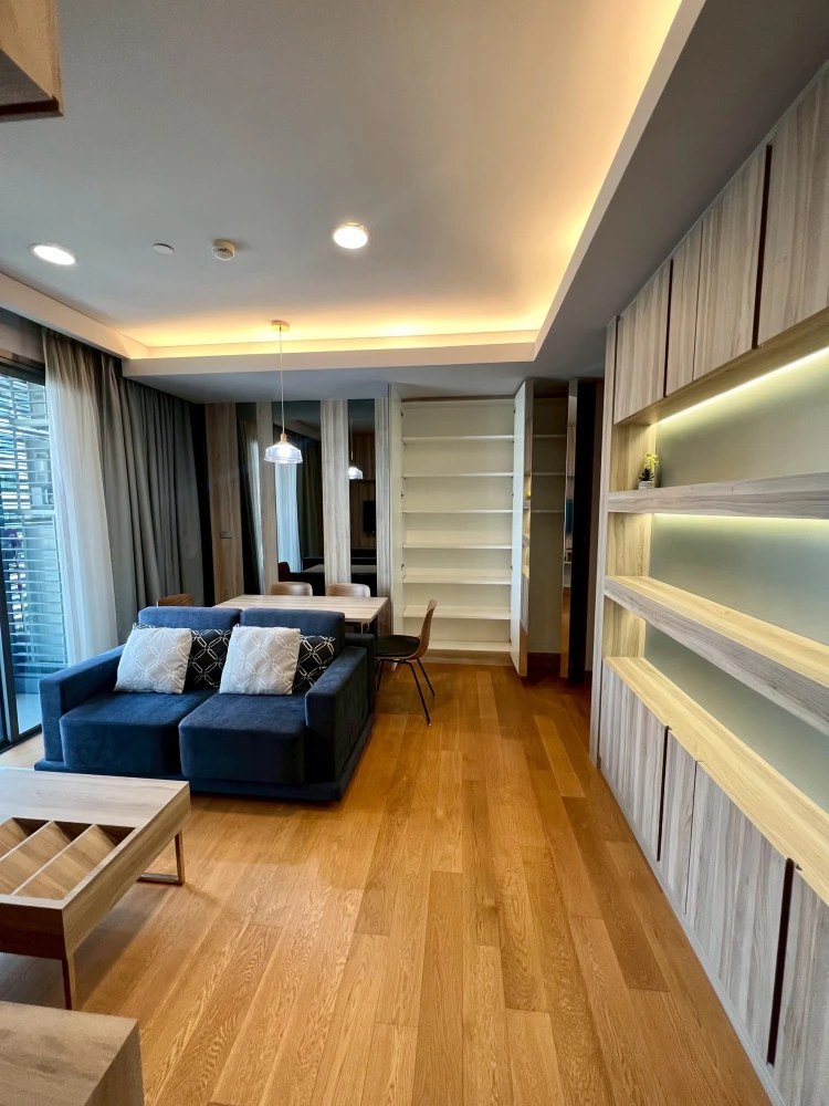 For sale or rent: The Lumpini 24, a very high floor room with a great city view and excellent furniture. First come, first served.