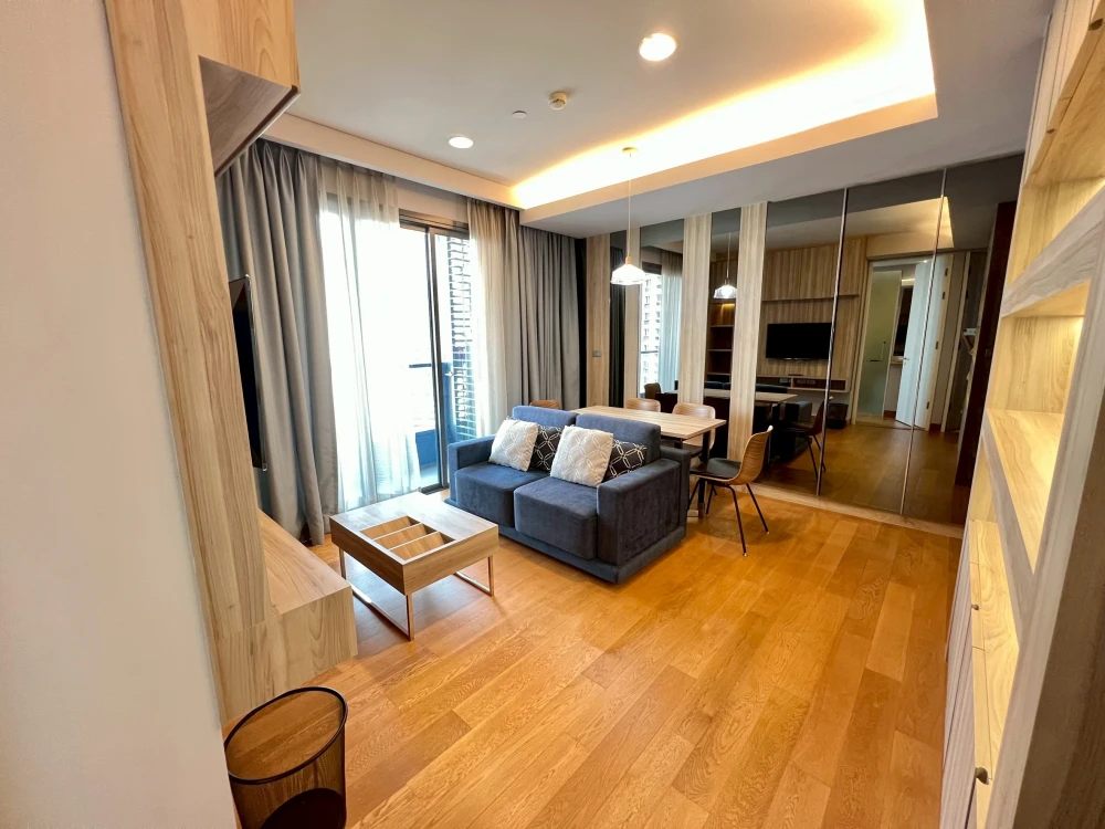 For sale or rent: The Lumpini 24, a very high floor room with a great city view and excellent furniture. First come, first served.
