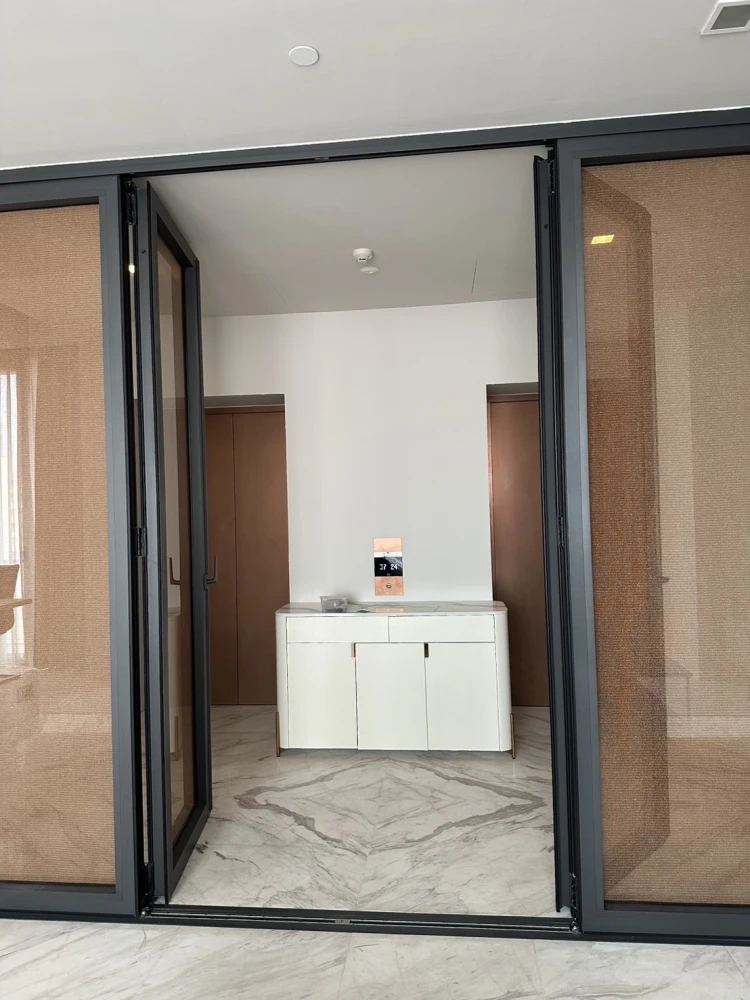 For sale or rent: The Monument Thonglo, 2 bedrooms, spacious living area, fully furnished and equipped with amenities. Book now!