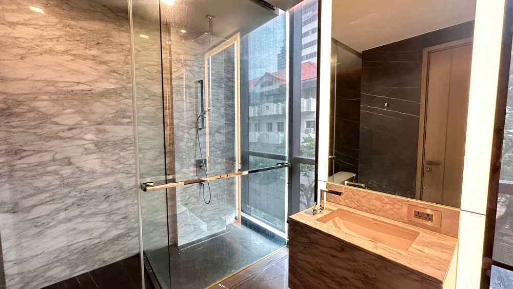 For sale or rent: The Monument Thonglor, 2 bedrooms, 3 bathrooms, high-quality interior and exterior. Don't miss this opportunity!