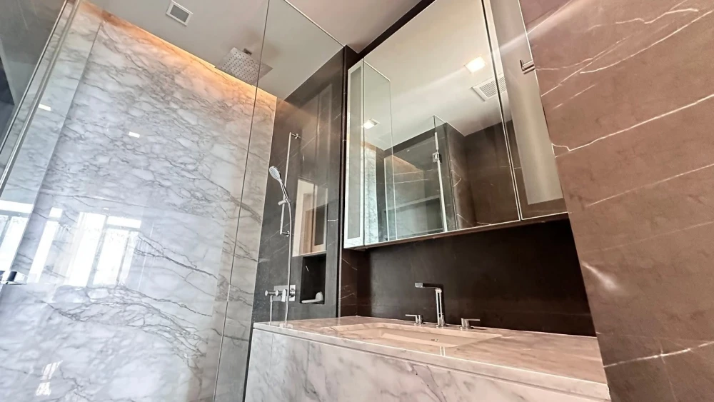 For sale or rent: The Monument Thonglor, 2 bedrooms, 3 bathrooms, high-quality interior and exterior. Don't miss this opportunity!