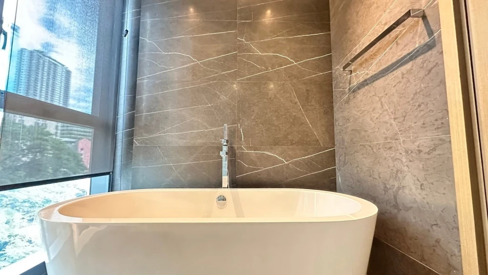 For sale or rent: The Monument Thonglor, 2 bedrooms, 3 bathrooms, high-quality interior and exterior. Don't miss this opportunity!
