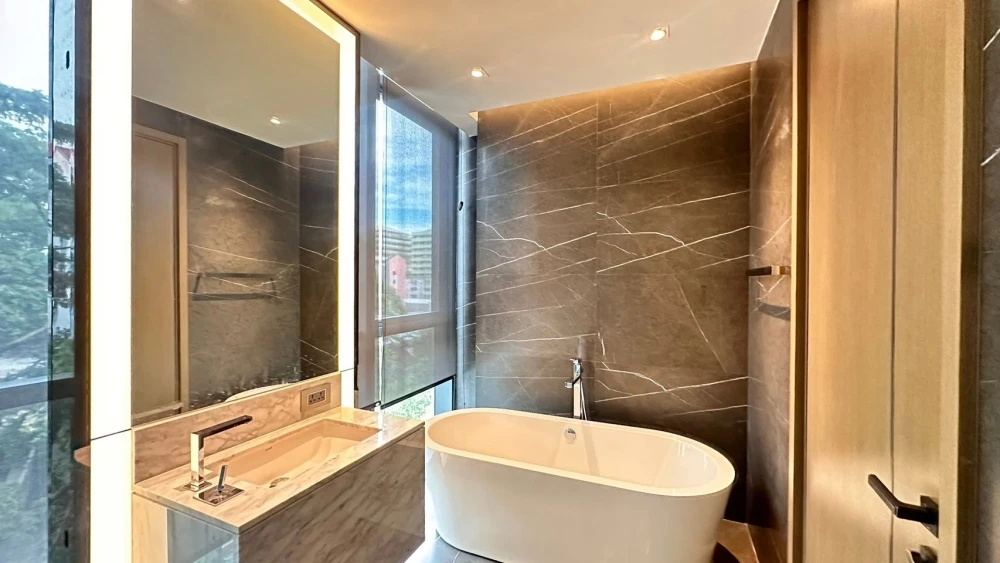 For sale or rent: The Monument Thonglor, 2 bedrooms, 3 bathrooms, high-quality interior and exterior. Don't miss this opportunity!