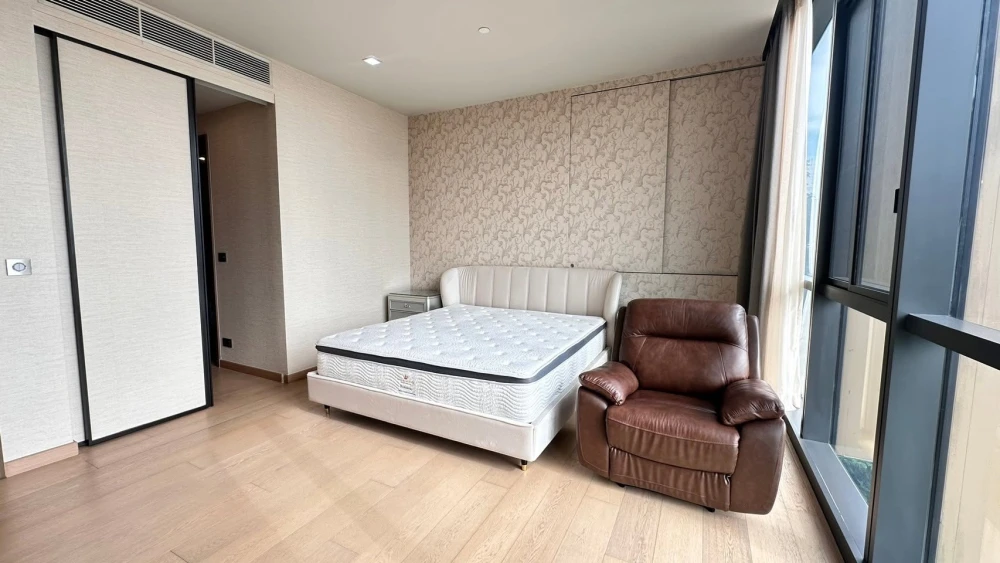 For sale or rent: The Monument Thonglor, 2 bedrooms, 3 bathrooms, high-quality interior and exterior. Don't miss this opportunity!