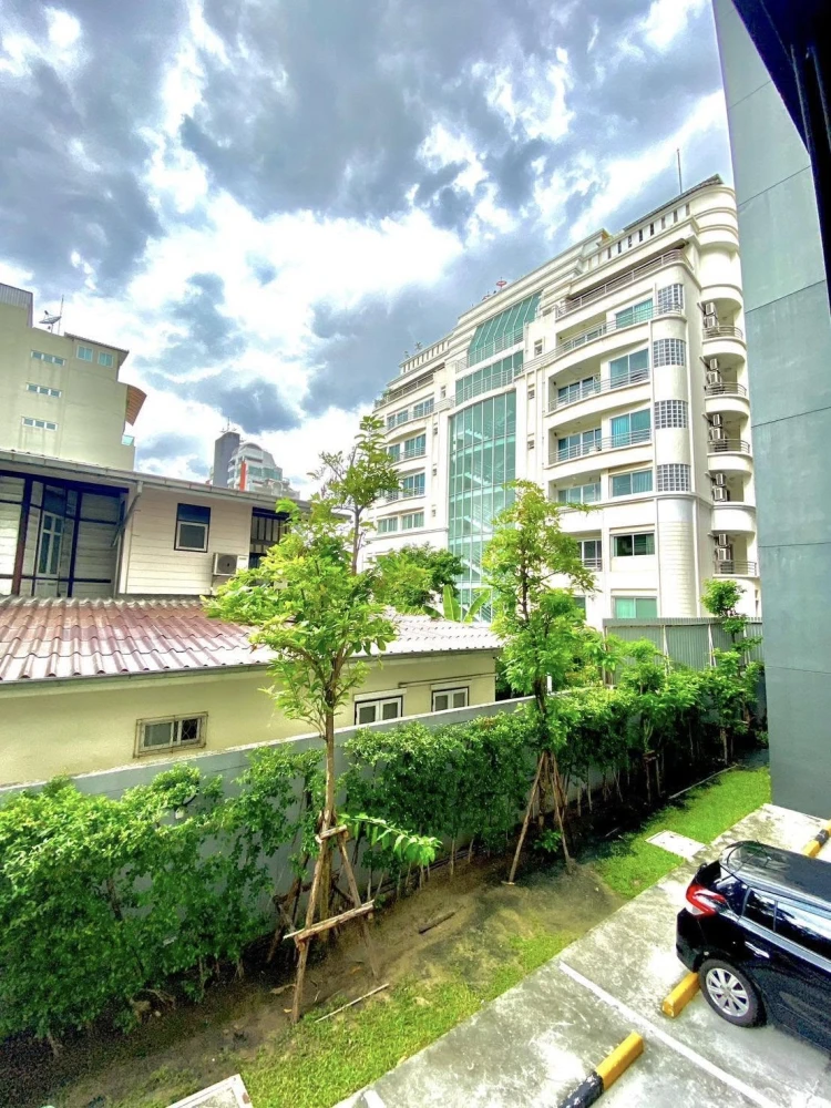 For sale, for rent, The Nest Sukhumvit 22, Building B, 2nd floor, north side, can see trees behind the room, very shady, cool and comfortable, not hot