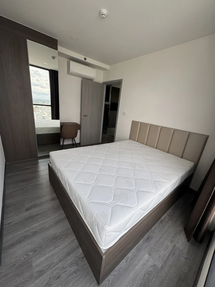 For Sale/Rent: THE ORIGIN LADPRAO-BANGKAPI. Features a beautiful view overlooking the skytrain line and a well-proportioned layout. Act fast to secure images