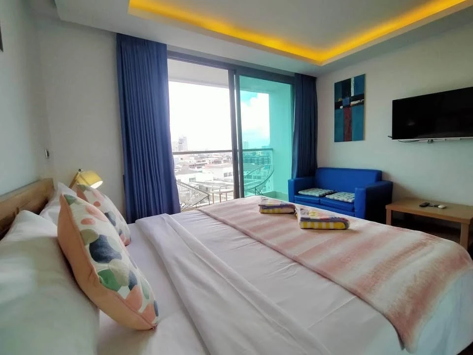 For sale or rent: The Peak Towers Pattaya. A lovely room with a cool theme. Great location. Fully furnished. Reserve now!