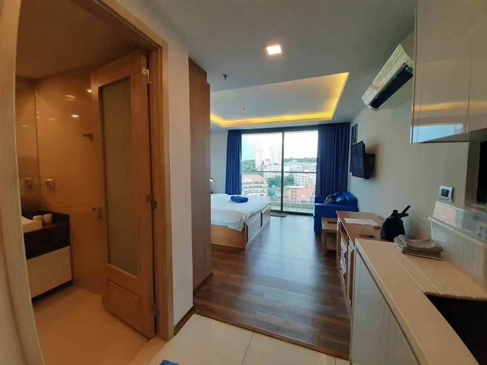 For sale or rent: The Peak Towers Pattaya. A lovely room with a cool theme. Great location. Fully furnished. Reserve now!
