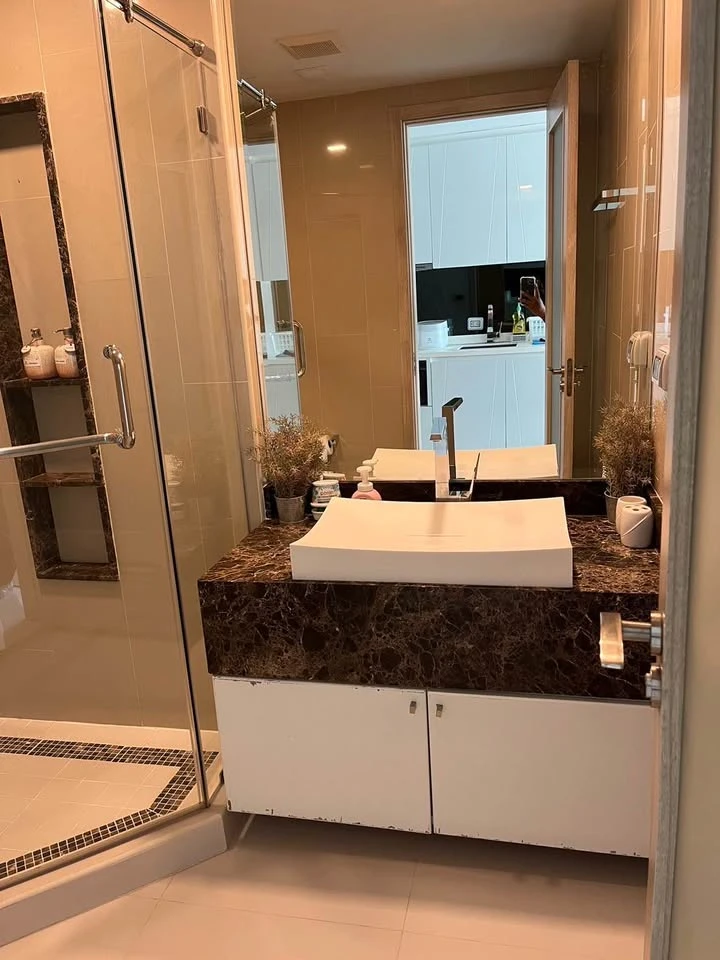For sale or rent: The Peak Towers Pattaya. A lovely room with a cool theme. Great location. Fully furnished. Reserve now!
